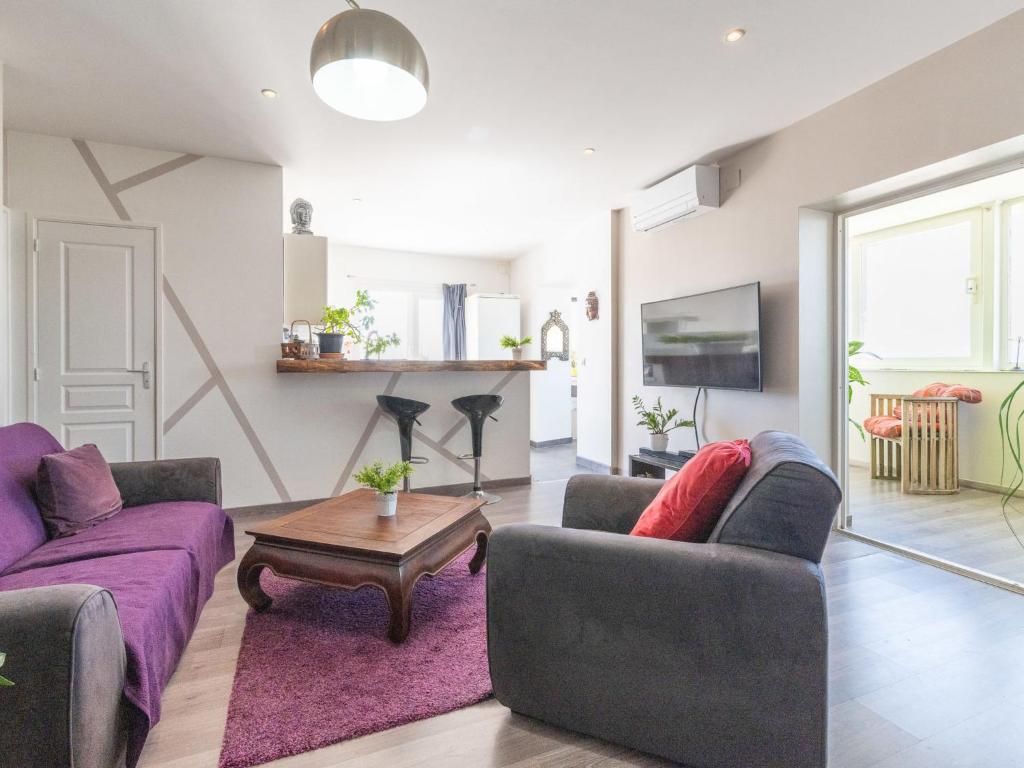 Televízia a/alebo spoločenská miestnosť v ubytovaní Apartment Edificio Claudia by Interhome