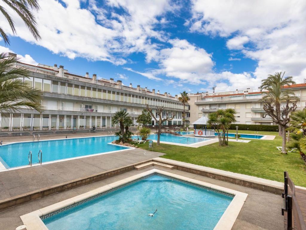Blick auf das Hotel vom Pool aus in der Unterkunft Apartment Illa Mar d'Or by Interhome in L'Estartit