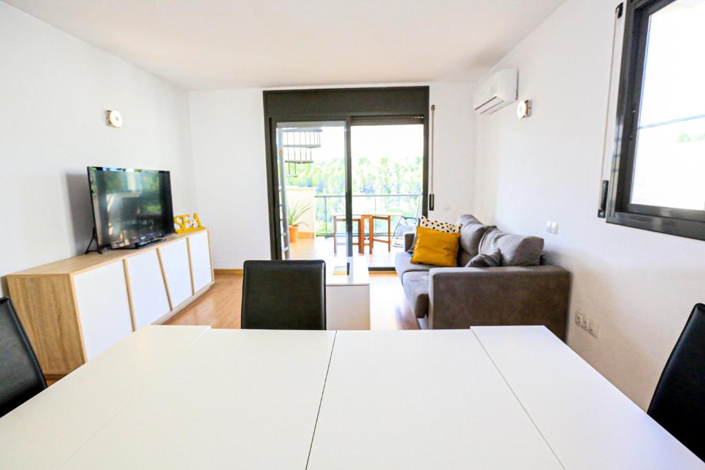 TV a/nebo společenská místnost v ubytování LITORAL COSTA DORADA - LAS TERRAZAS Only families