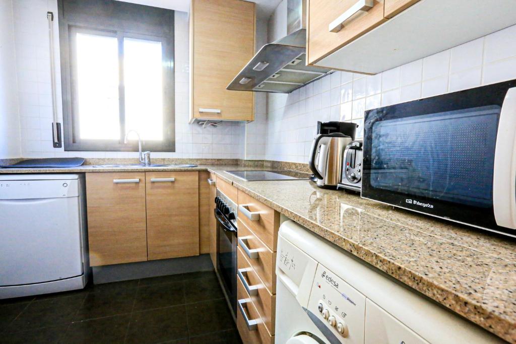 Kuchyň nebo kuchyňský kout v ubytování LITORAL COSTA DORADA - LAS TERRAZAS Only families