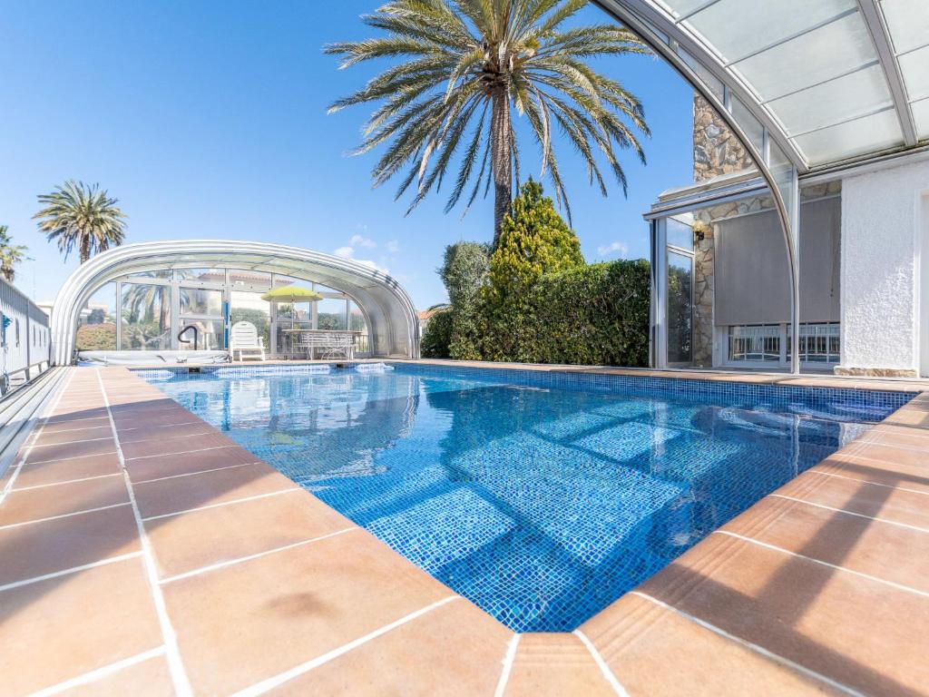 Bazén v ubytovaní Apartment Melrose place-2 by Interhome alebo v jeho blízkosti