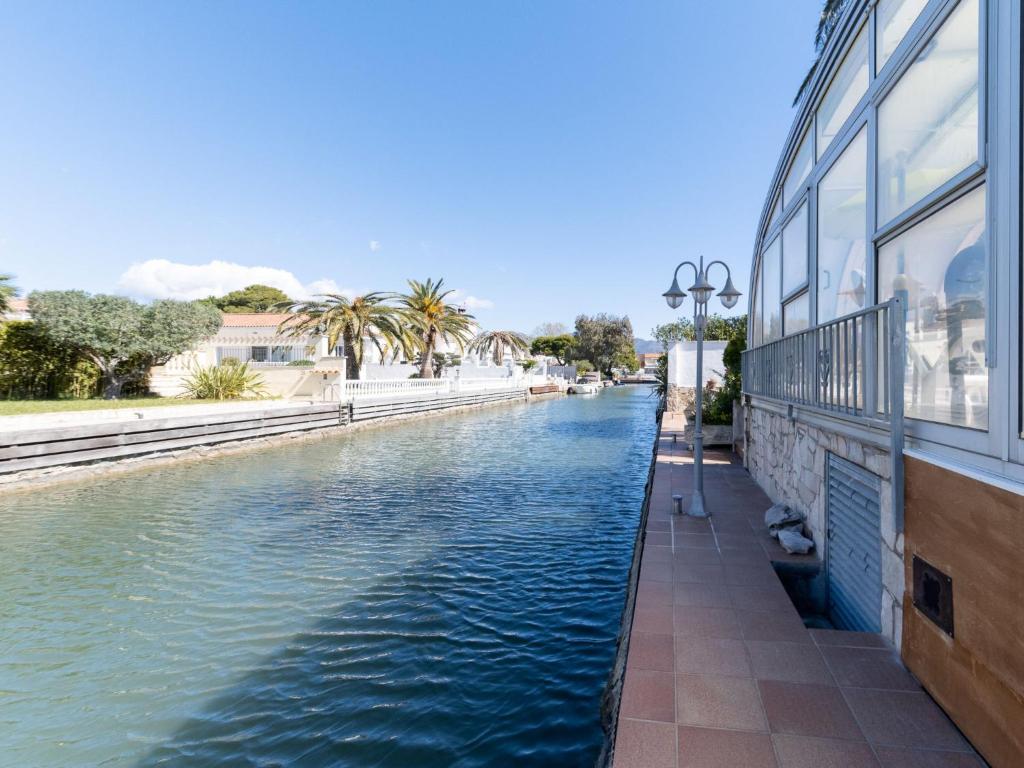 Bazén v ubytovaní Apartment Melrose place-2 by Interhome alebo v jeho blízkosti