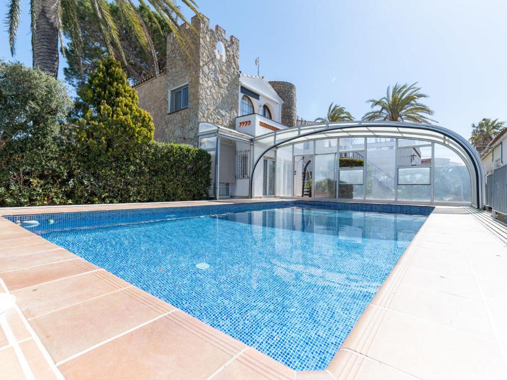 Bazén v ubytovaní Apartment Melrose place-2 by Interhome alebo v jeho blízkosti