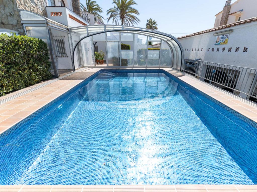 Bazén v ubytovaní Apartment Melrose place-2 by Interhome alebo v jeho blízkosti