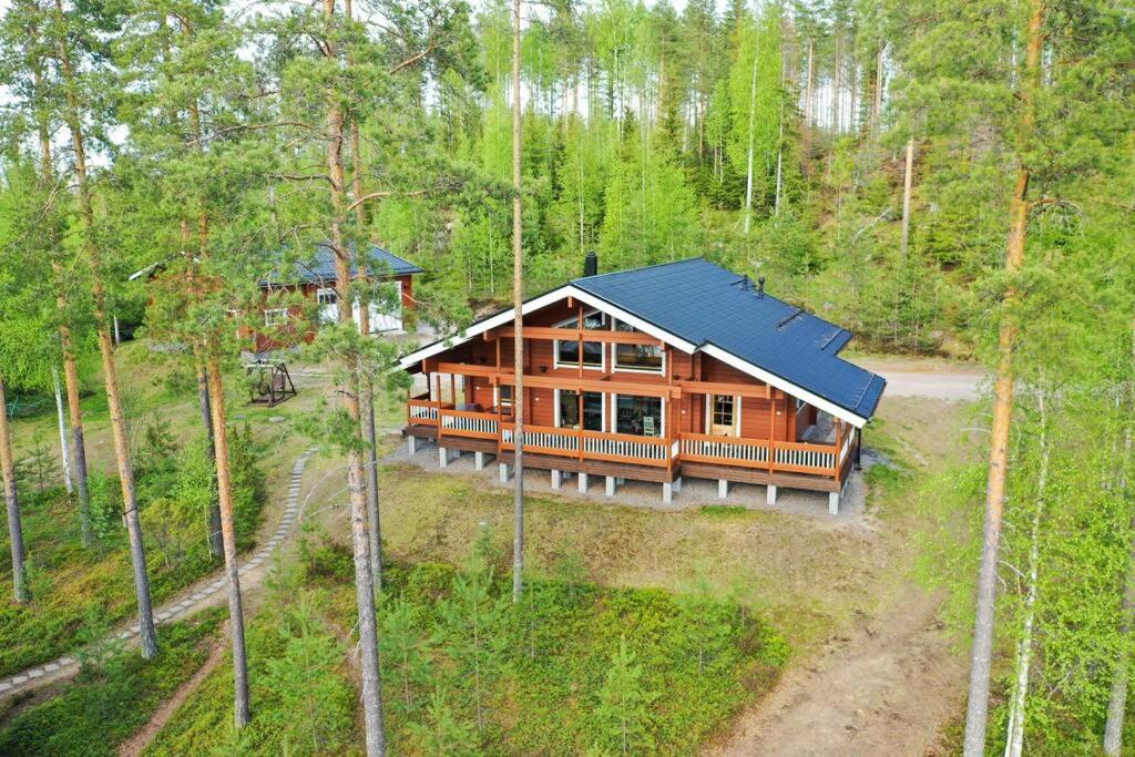 eine Aussicht über eine Blockhütte im Wald in der Unterkunft Villa Maaria, LaatuLomat in Juva