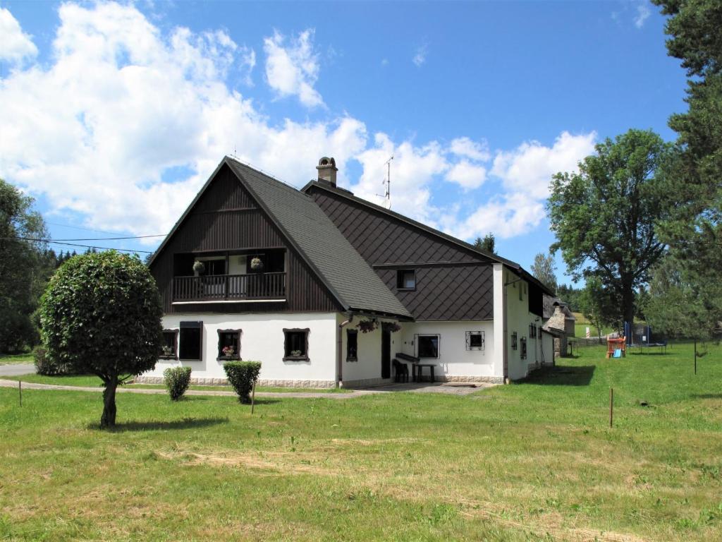 duży biały dom z czarnym dachem w obiekcie Holiday Home Hodkovice by Interhome w Adršpach