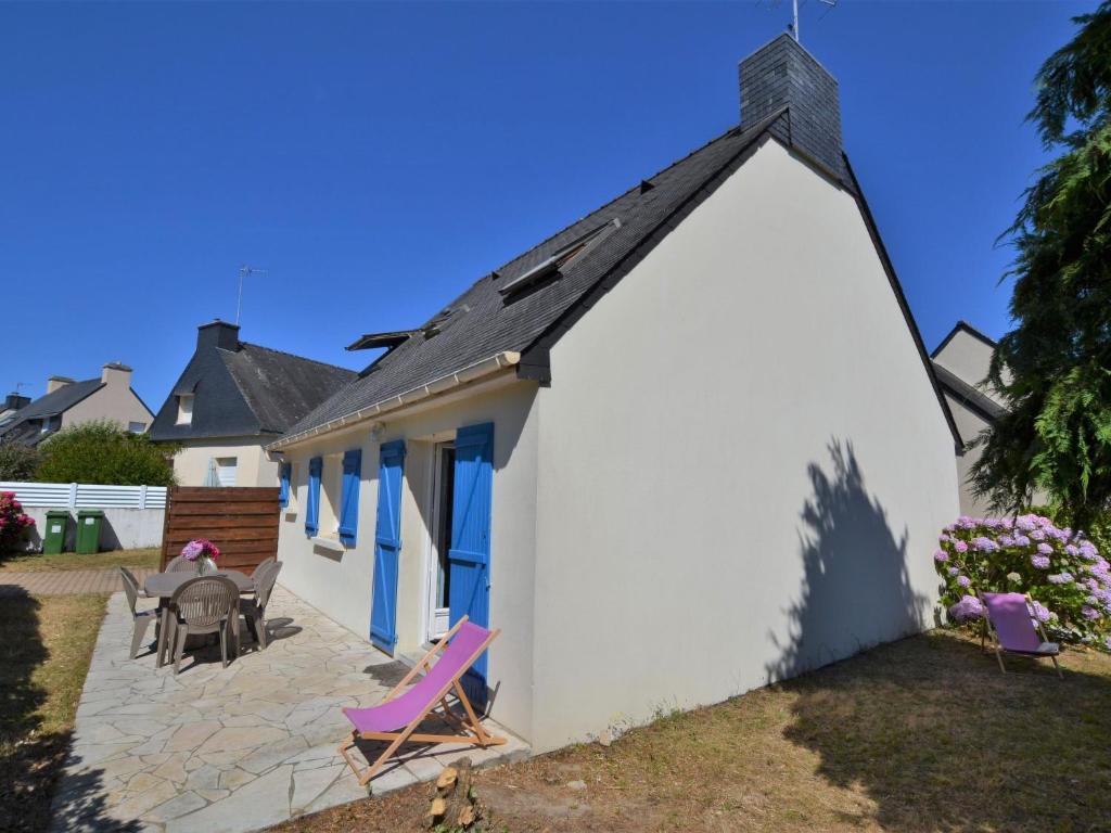 ein kleines weißes Cottage mit Dachschräge in der Unterkunft Holiday Home Le Large by Interhome in Saint-Philibert