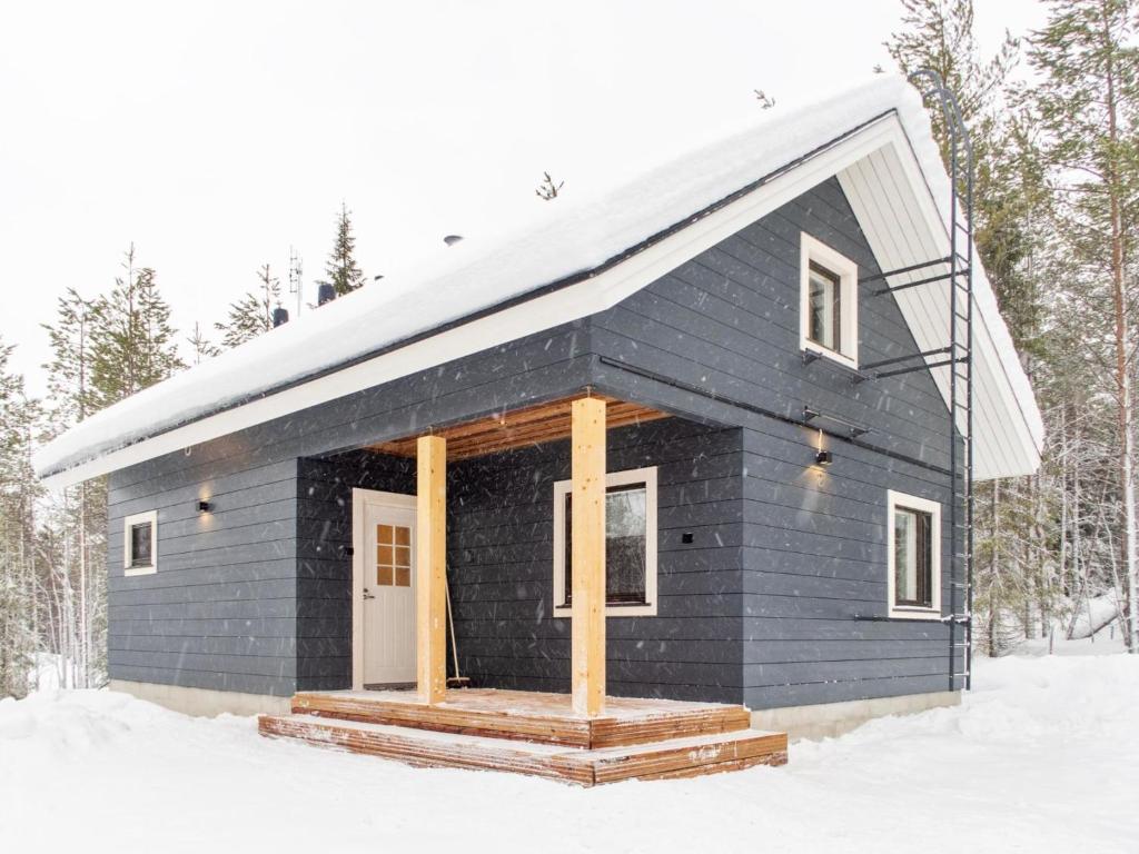 ein blaues kleines Haus im Schnee in der Unterkunft Holiday Home Mäkitie 2 by Interhome in Aikkila