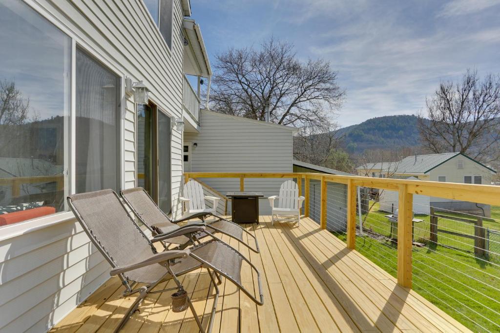 een houten terras met twee stoelen op een huis bij Scenic Home on the Delaware River, Pet-Friendly! in Starlight