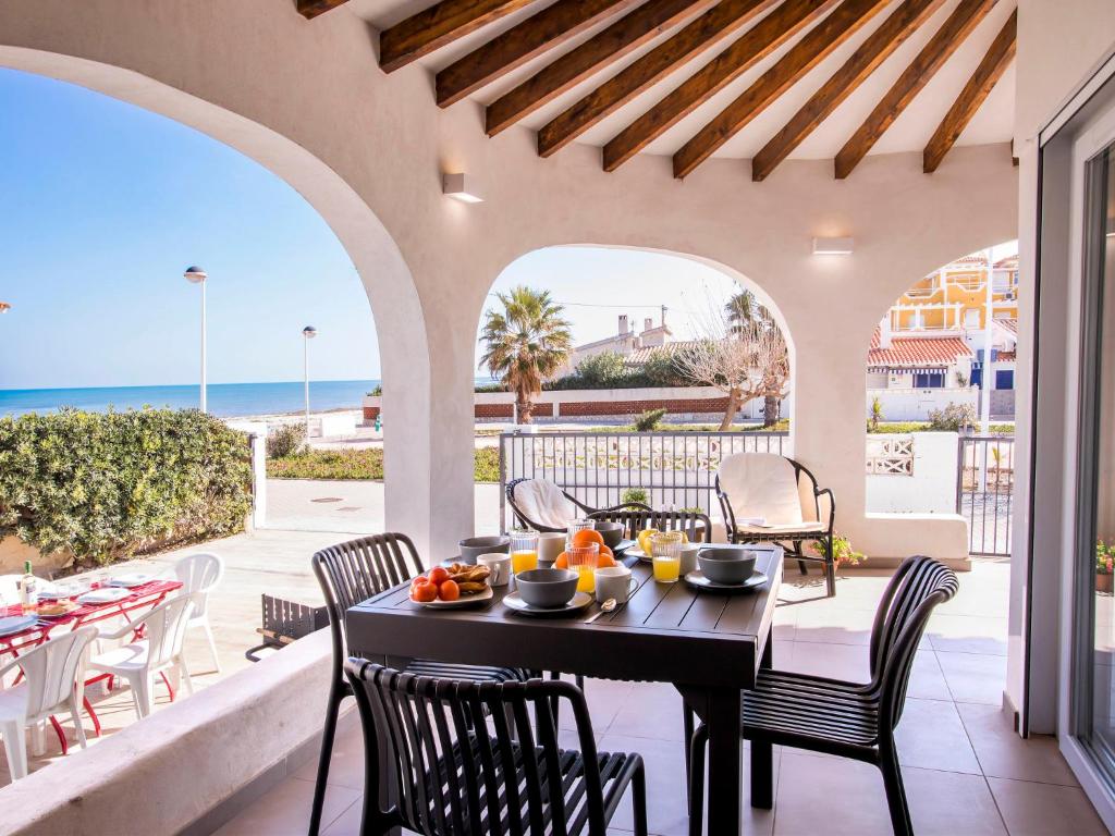 - une table à manger sur une terrasse avec vue sur l'océan dans l'établissement Holiday Home Chill by Interhome, à Dénia