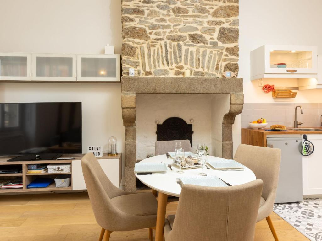 Televízia a/alebo spoločenská miestnosť v ubytovaní Apartment Le Clemenceau by Interhome