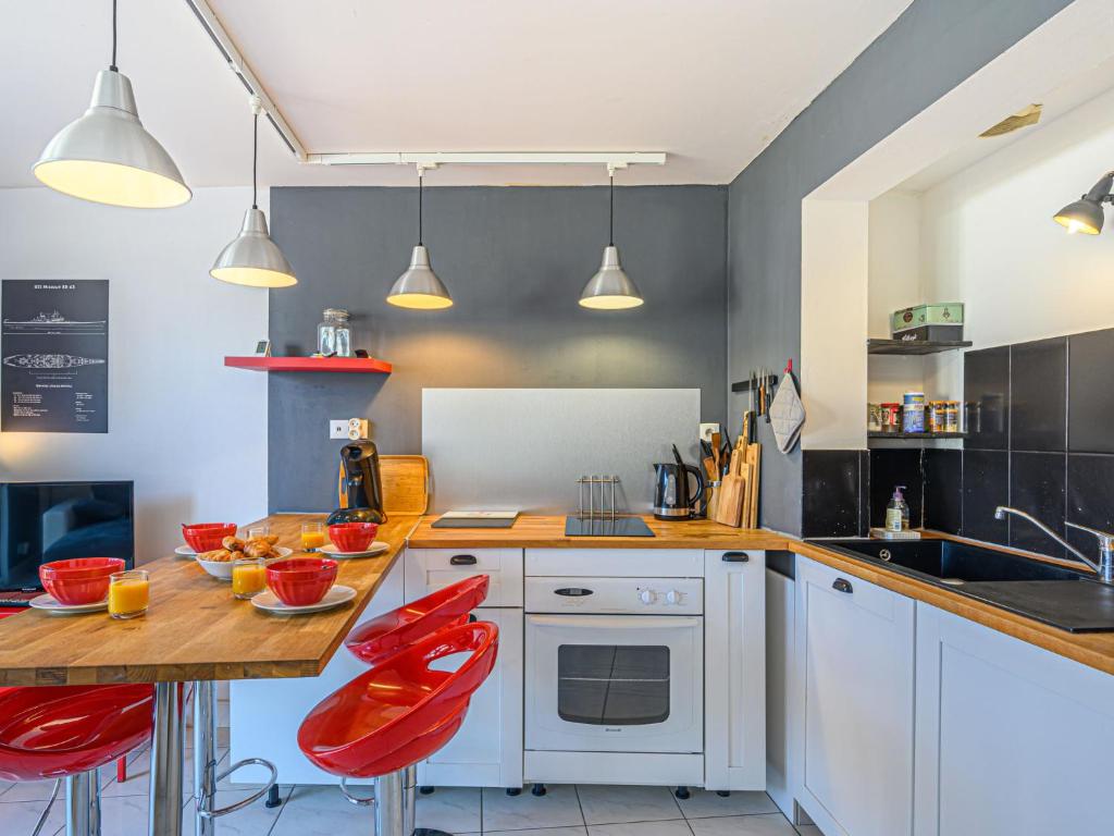 Kuchyňa alebo kuchynka v ubytovaní Apartment Kermarine by Interhome