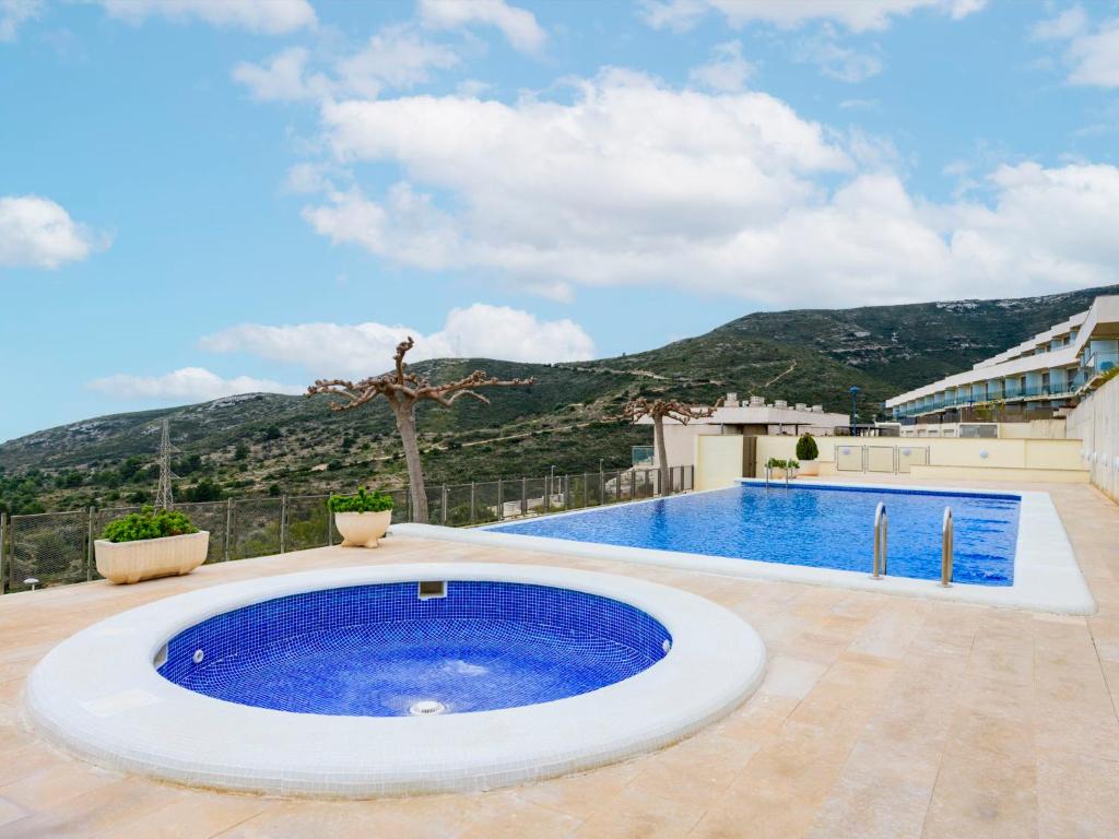 - une piscine au milieu d'une maison dans l'établissement Holiday Home Mirador de las Islas 5 by Interhome, à Peñíscola