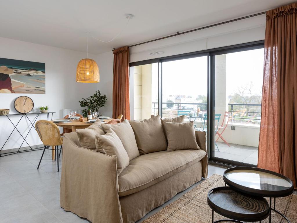 un salon avec un canapé et une table dans l'établissement Apartment Résidence Newquay-2 by Interhome, à Dinard