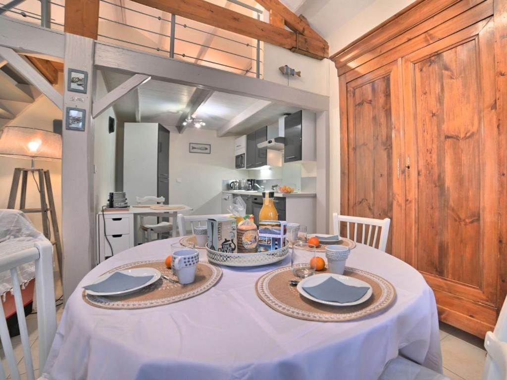 uma mesa de jantar com uma toalha de mesa branca em Holiday Home Le Céteau by Interhome em Saint-Pierre-dʼOléron