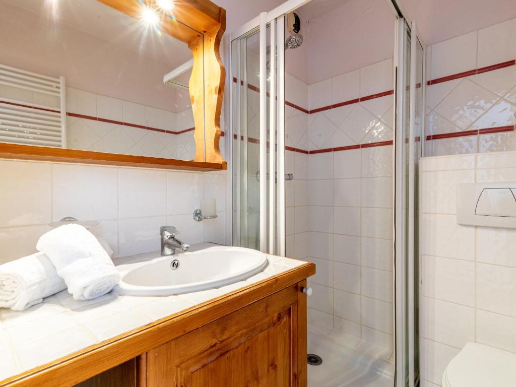 Kúpeľňa v ubytovaní Apartment Ecrin des Neiges - Val Claret-3 by Interhome