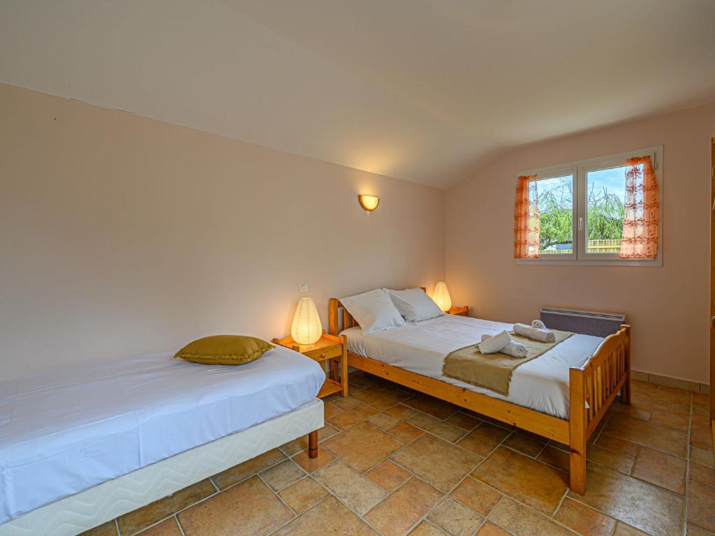 Łóżko lub łóżka w pokoju w obiekcie Holiday Home Le Ketch by Interhome