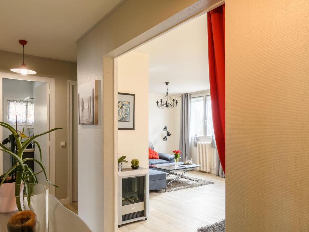 przedpokój z salonem z kanapą w obiekcie Apartment Dans la forêt de Pin by Interhome w mieście La Teste-de-Buch