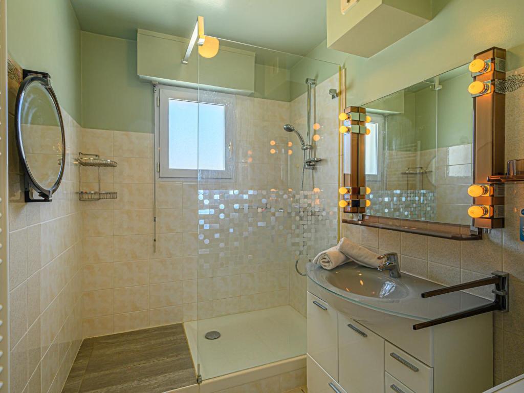 W łazience znajduje się prysznic, umywalka i lustro. w obiekcie Apartment Le Galion by Interhome w mieście Trinité-sur-Mer