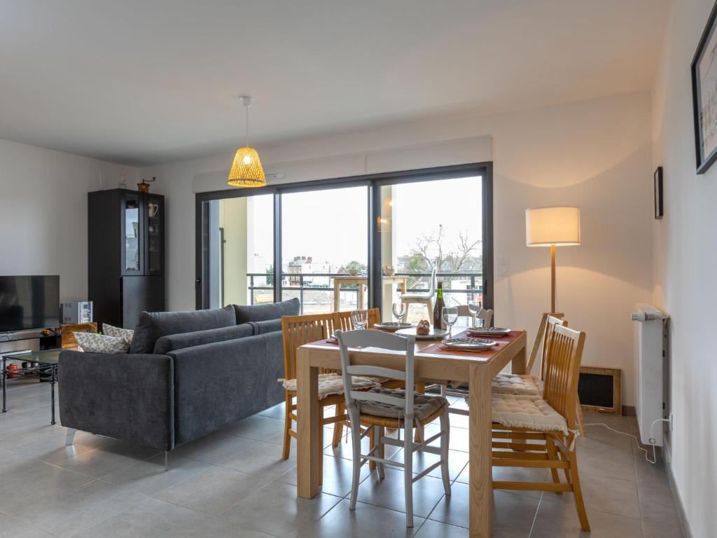 un salon avec une table, des chaises et un canapé dans l'établissement Apartment Résidence Newquay-1 by Interhome, à Dinard