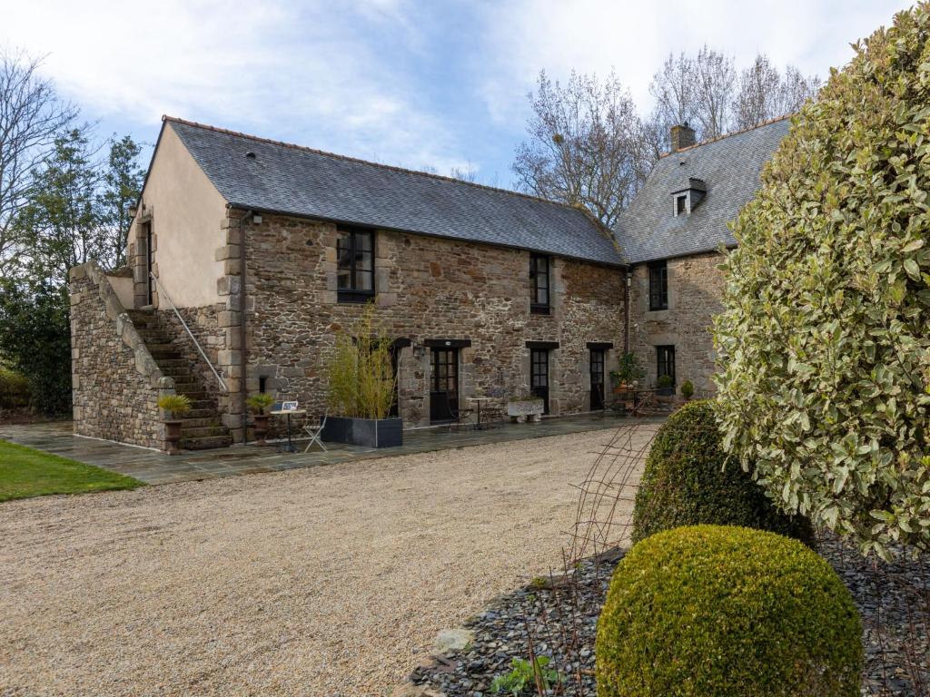 een oud stenen huis met een oprit ervoor bij Holiday Home Les Grands Près by Interhome in Cancale