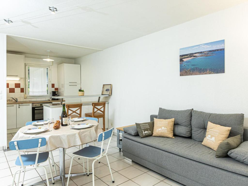 salon z kanapą i stołem w obiekcie Apartment Les Caps Horniers by Interhome w mieście Pleurtuit