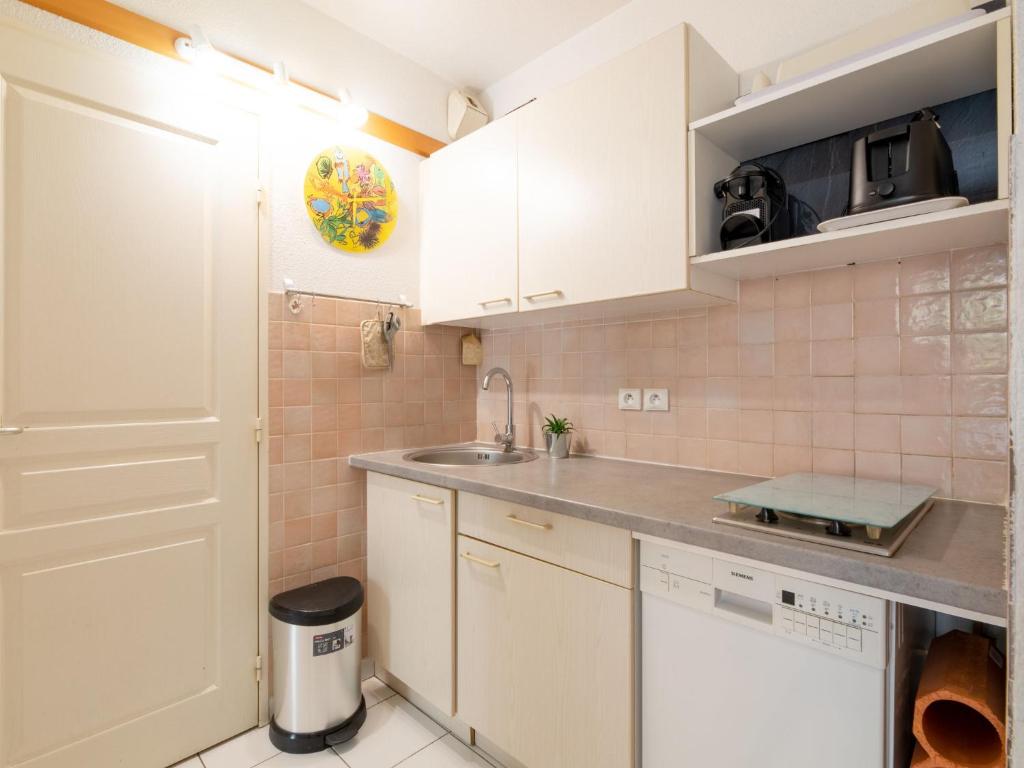 Kuchyňa alebo kuchynka v ubytovaní Apartment Le chant de la mer by Interhome
