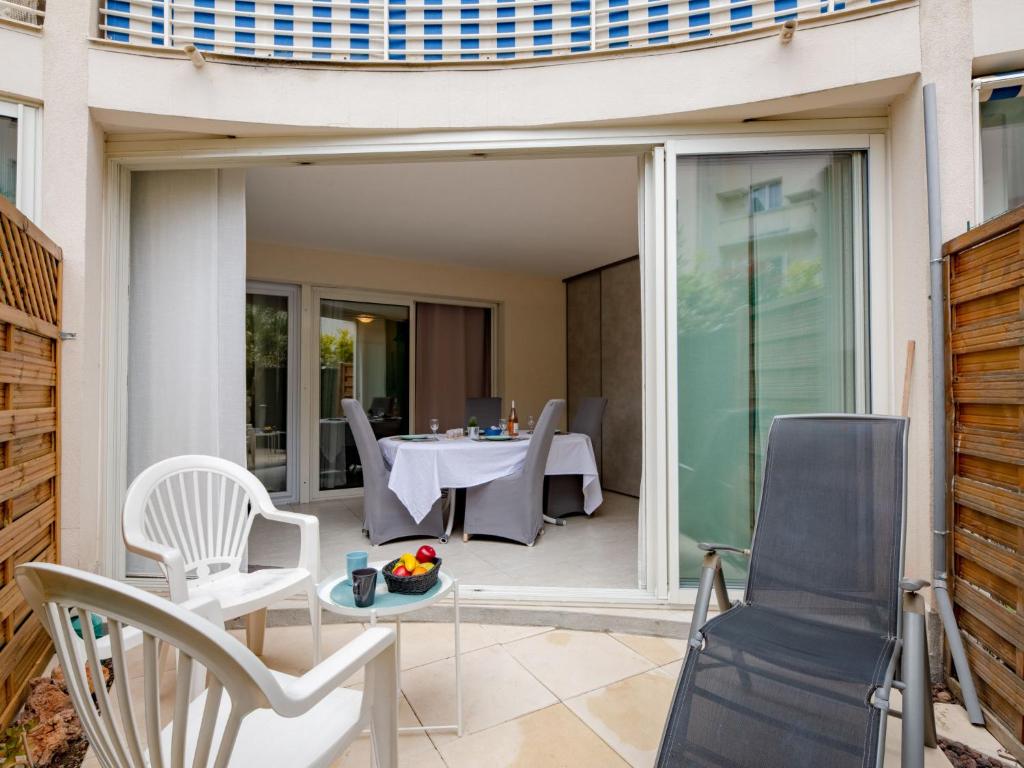 Posedenie v ubytovaní Apartment Le chant de la mer by Interhome