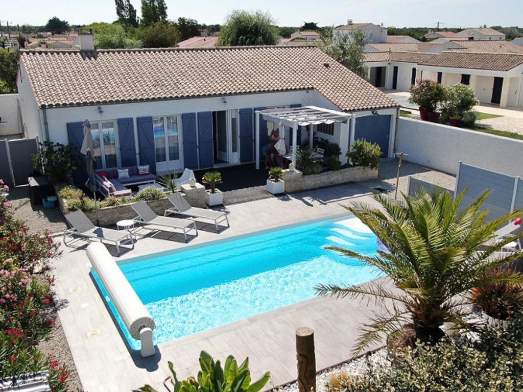 Výhled na bazén z ubytování Villa Les Allards by Interhome nebo okolí