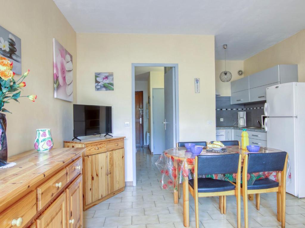 une cuisine avec une table et un réfrigérateur dans l'établissement Studio L'Astrolabe by Interhome, à Saint-Cyr-sur-Mer