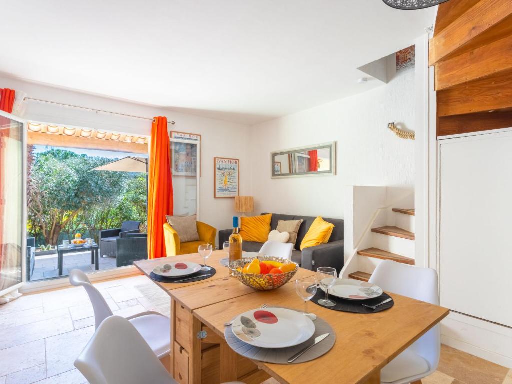 cocina y sala de estar con mesa y sillas en Holiday Home Le Hameau de Gassin-5 by Interhome en Gassin
