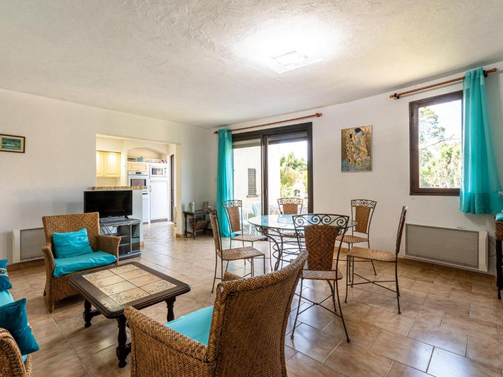 uma sala de estar com mesa e cadeiras em Apartment Soli Di Sud by Interhome em Lecci