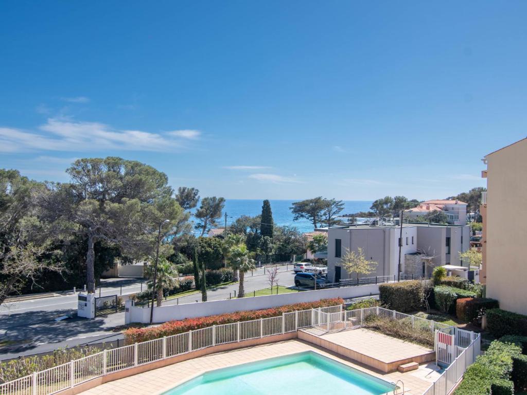 - une vue depuis le balcon d'une maison avec piscine dans l'établissement Apartment Le Panama-6 by Interhome, à Saint-Aygulf