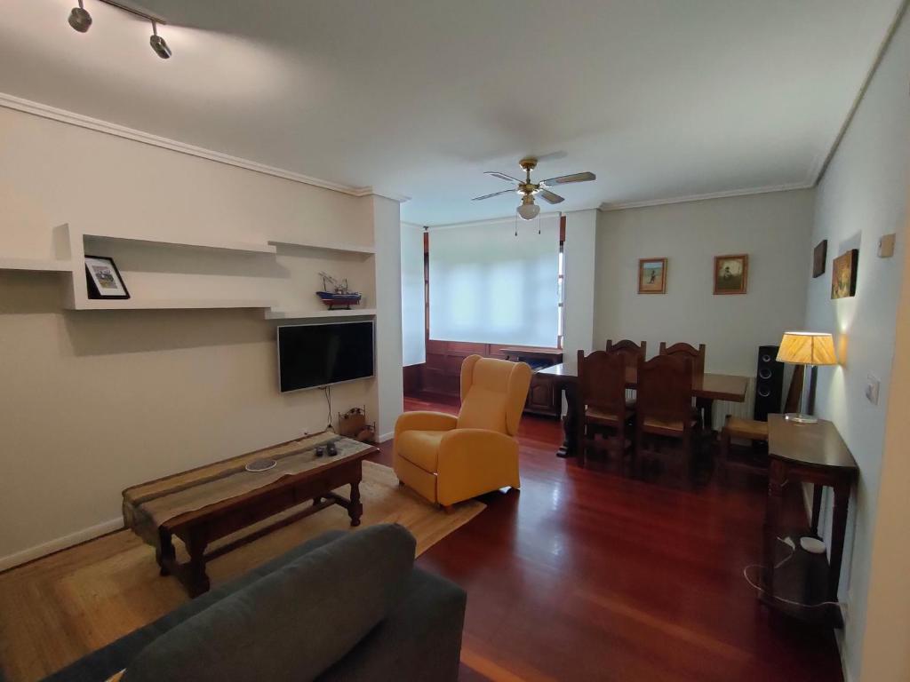 Televízia a/alebo spoločenská miestnosť v ubytovaní Apartamento Ruiloba