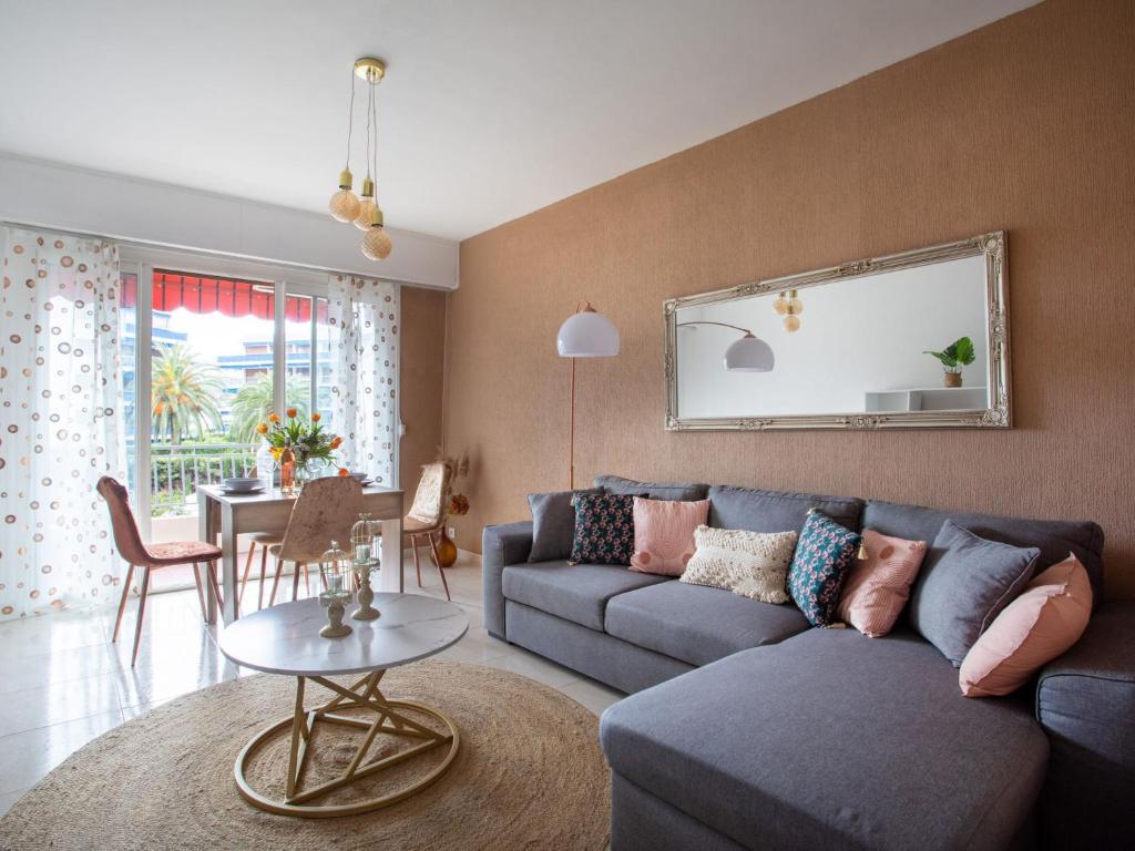 ein Wohnzimmer mit einem Sofa und einem Tisch in der Unterkunft Apartment Epsom by Interhome in Cagnes-sur-Mer