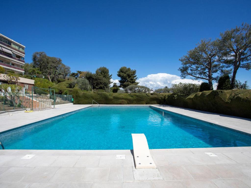 - une piscine avec un banc au milieu dans l'établissement Studio Montfleuri by Interhome, à Villeneuve-Loubet