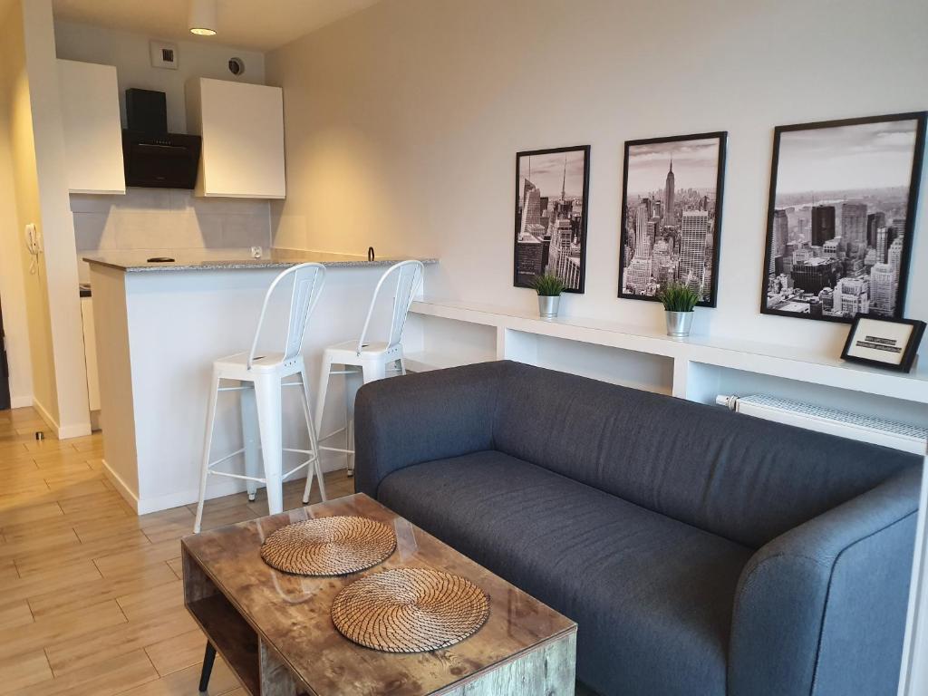 Kuchyňa alebo kuchynka v ubytovaní APARTAMENT WŚRÓD 1000cy ŚWIATEŁ - z parkingiem w hali garażowej- duży balkon z leżakami - piekny widok nocą na panoramę Tysiaclecia