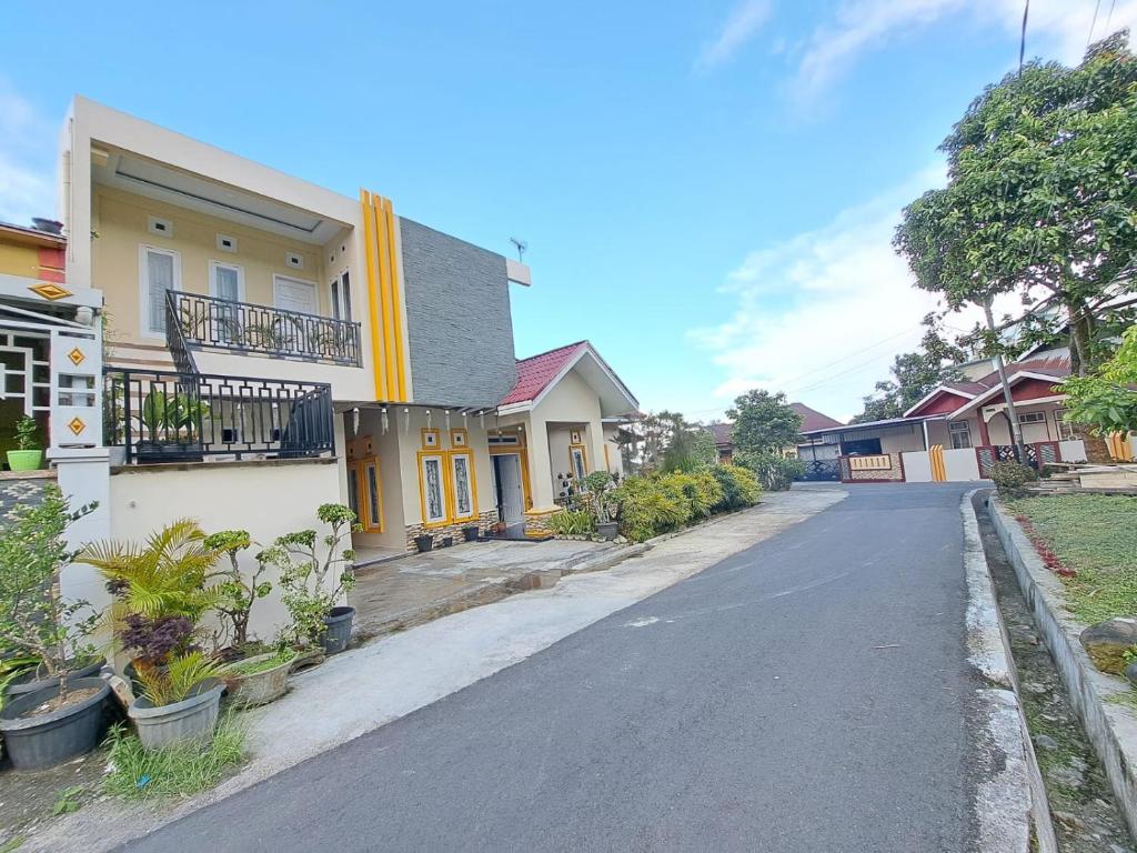 an empty street in front of a house at Guguak Puro Guest House in Padangpanjang