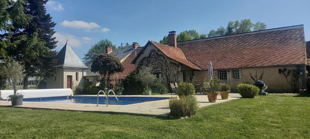 dom z basenem na podwórku w obiekcie Les Grands Bois w mieście La Flèche