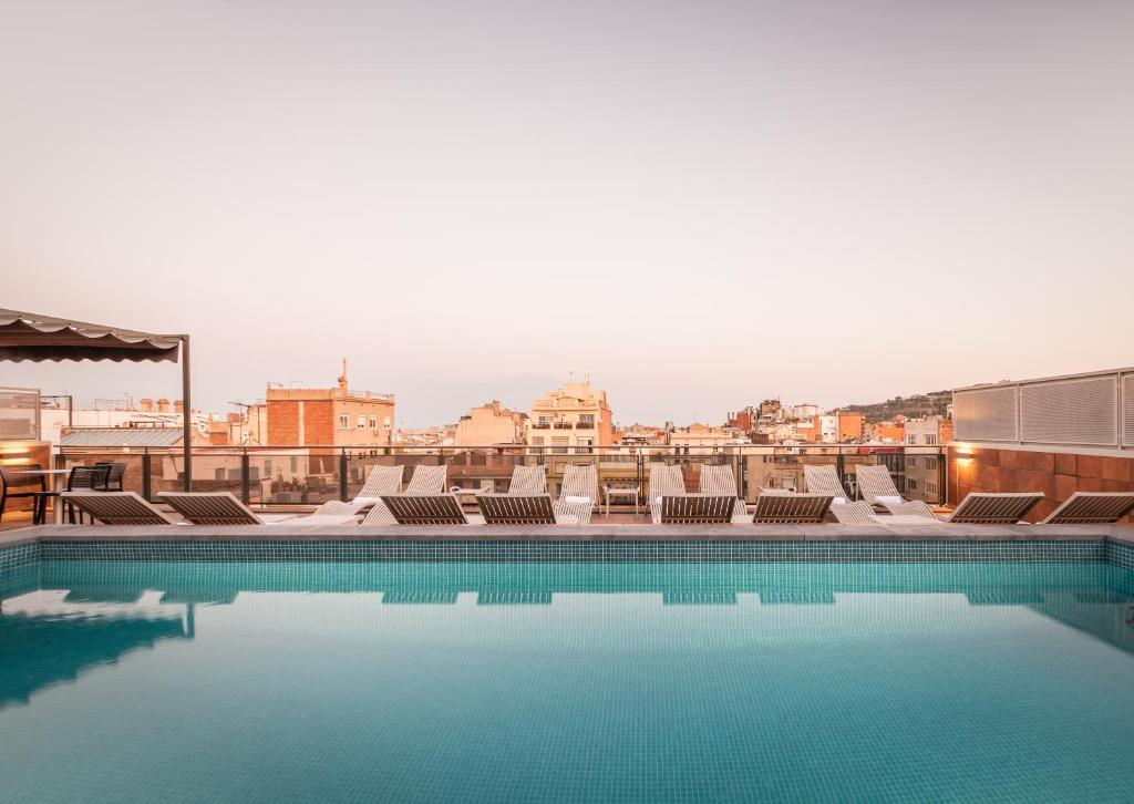 una piscina sul tetto di un edificio di Sunotel Central a Barcellona