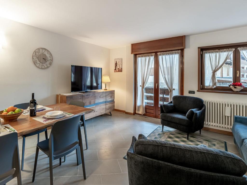 sala de estar con sofá, mesa y sillas en Apartment Condominio Giulia by Interhome, en Alba di Canazei