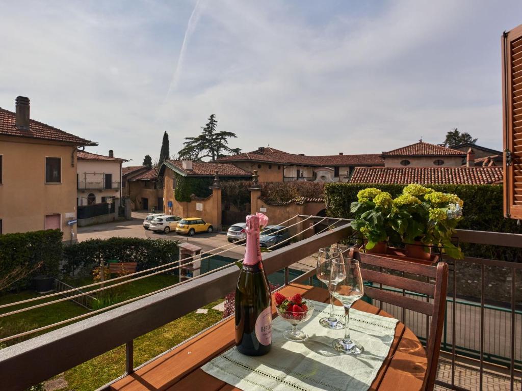 Una botella de vino sentada en una mesa en un balcón en Apartment Il Castello by Interhome, en Casciago