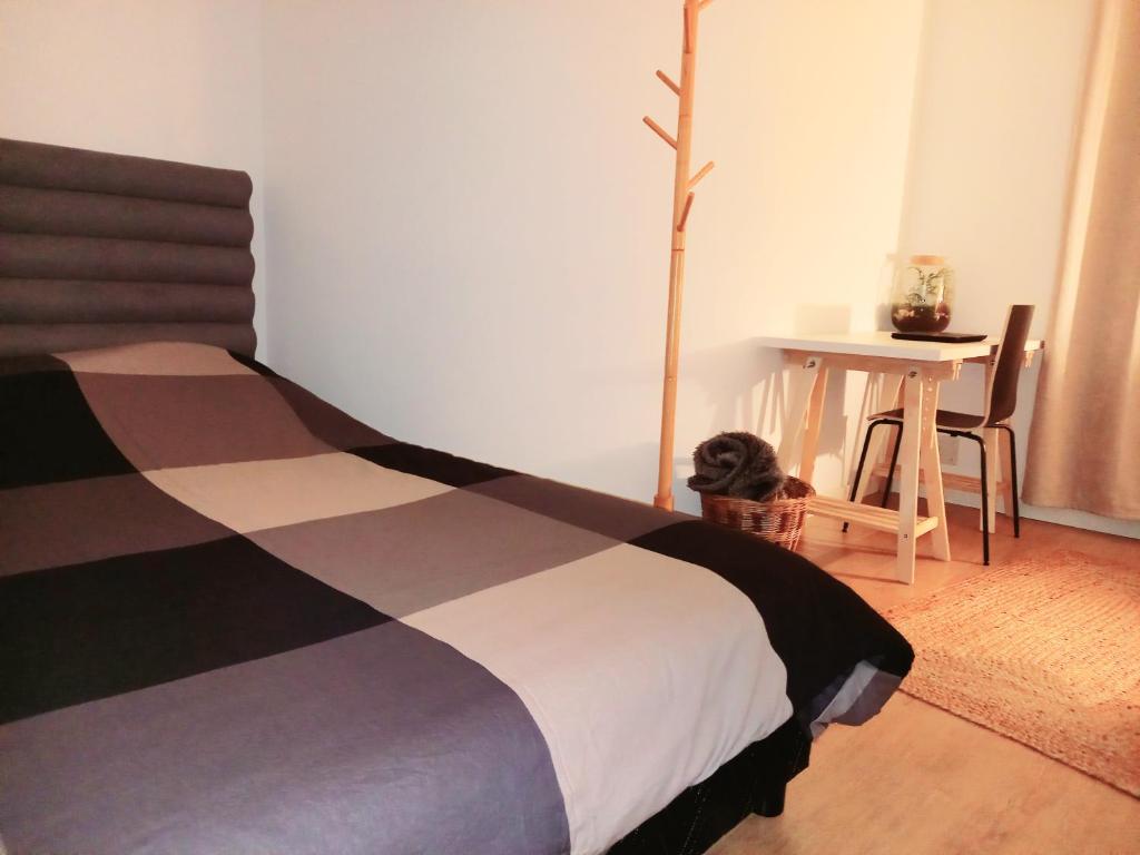 Tempat tidur dalam kamar di Appart Cosy Bordeaux centre