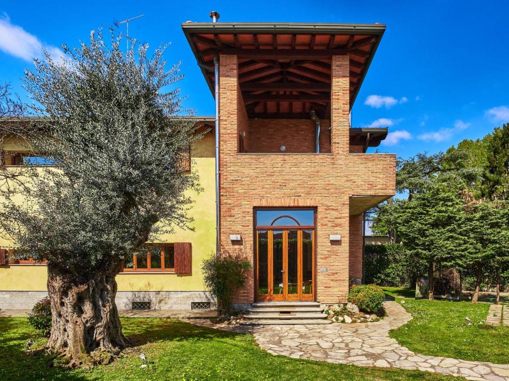 une maison avec un arbre en face dans l'établissement Villa Villa Naviglio Grande by Interhome, à Corsico