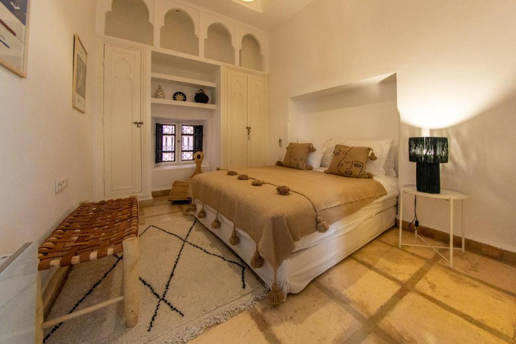 um quarto com uma cama e uma mesa em RIAD DAR C em Marrakech