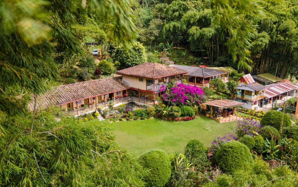 eine Luftansicht eines Hauses mit Garten in der Unterkunft Parque Bioflora in Dosquebradas