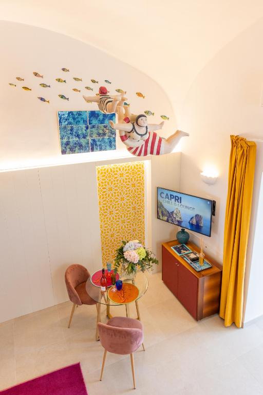 TV a/nebo společenská místnost v ubytování Suite Belvedere Capri Exclusive Rooms