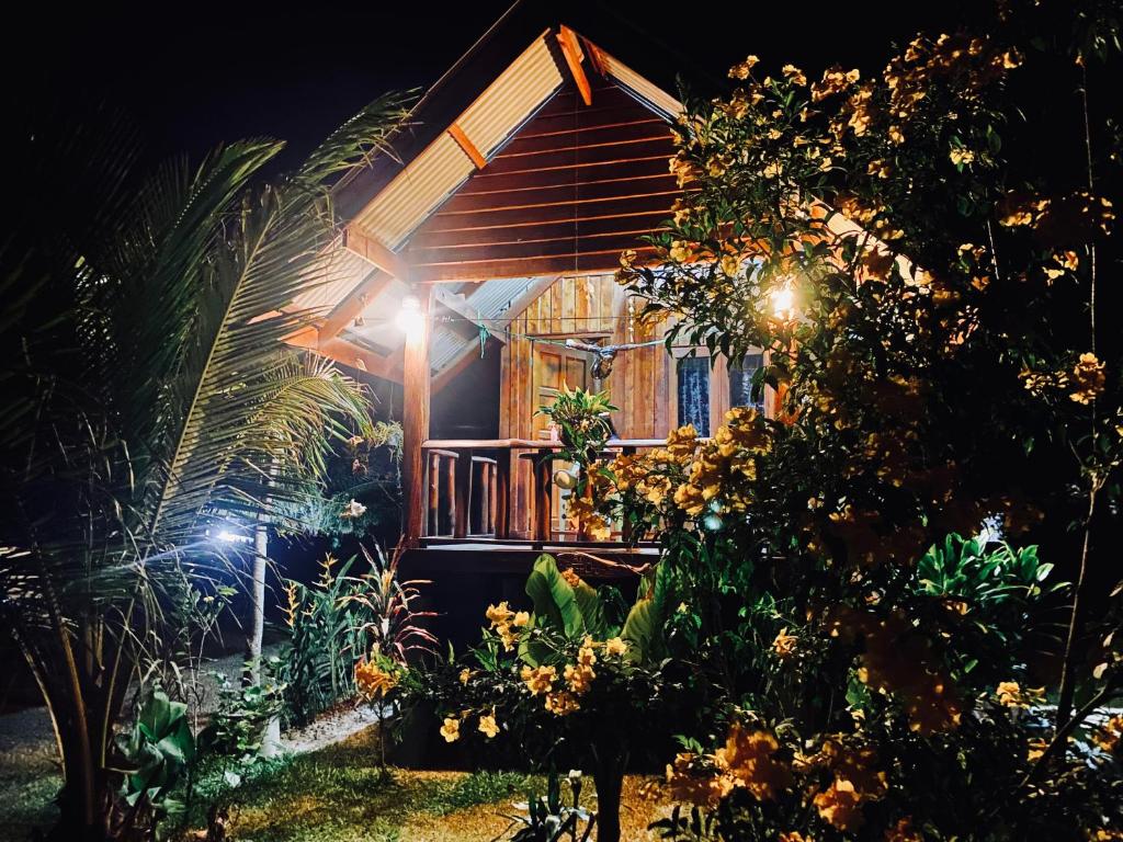 uma casa com um alpendre à noite com luzes em Nadia Resort Kohjum em Ko Jum