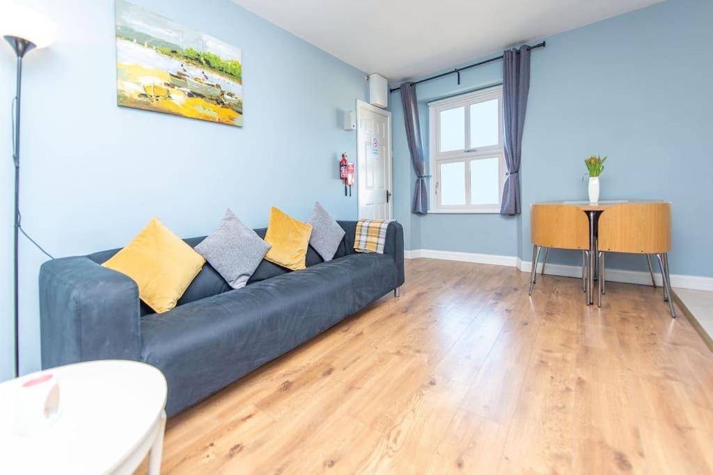 Posezení v ubytování Clonbur House - Two bedroom village apartment