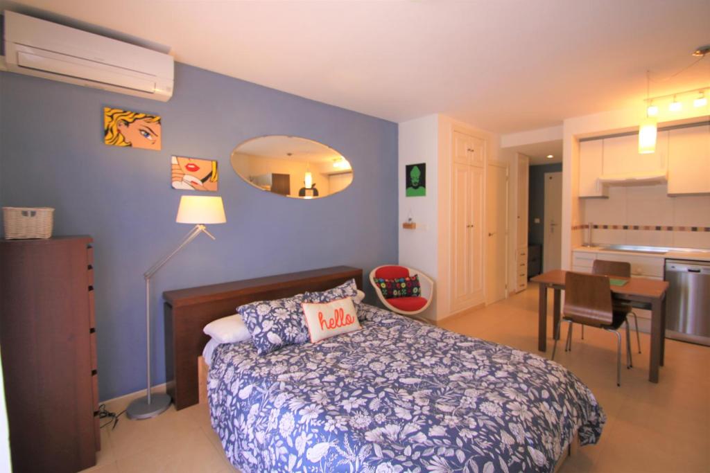 ムチャメルにあるCasaturis Bonalba Golf - La Rosaleda A108のベッドルーム1室(ベッド1台、テーブル付)、キッチン
